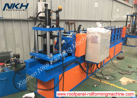 Slotted angle roll forming machine with servo motor for Z purlin clip fastening