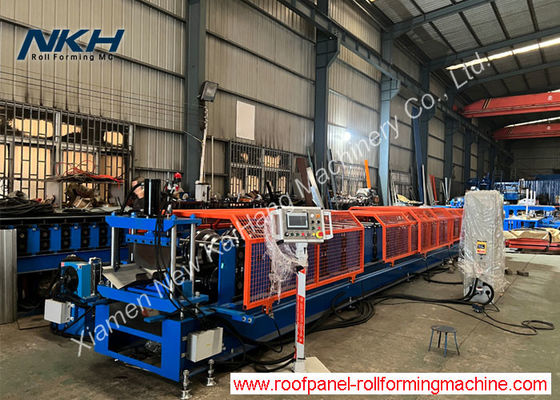 comprar Máquina de moldagem automática de rolos de tampa de cresta com entalhe certificada CE online manufacture
